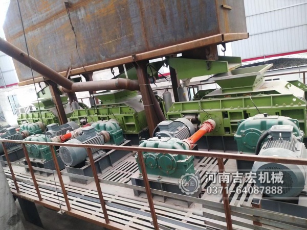 硬巖制砂專用配置！對輥破碎機(jī)強(qiáng)力擠壓,出料均勻粒型媲美天然砂!